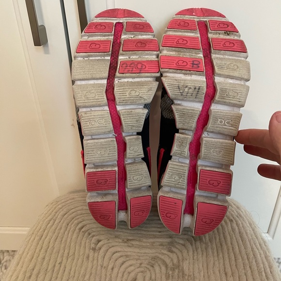 On cloud size 7 grey black and pink excellent condition - Picture 5 of 6